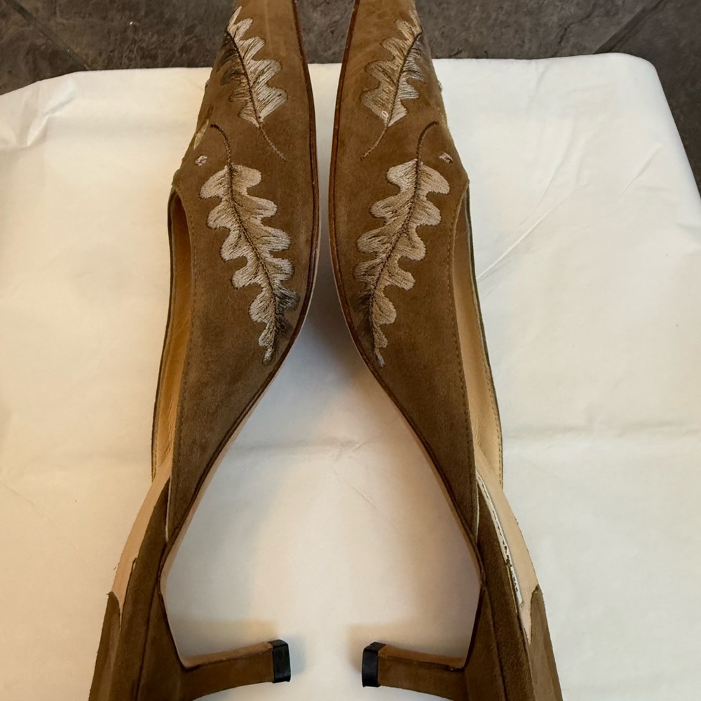 Manolo Blahnik Brown Suede Embroidered Pointed Toe Kitten Heel Mules 38.5 VTG - Picture 9 of 10